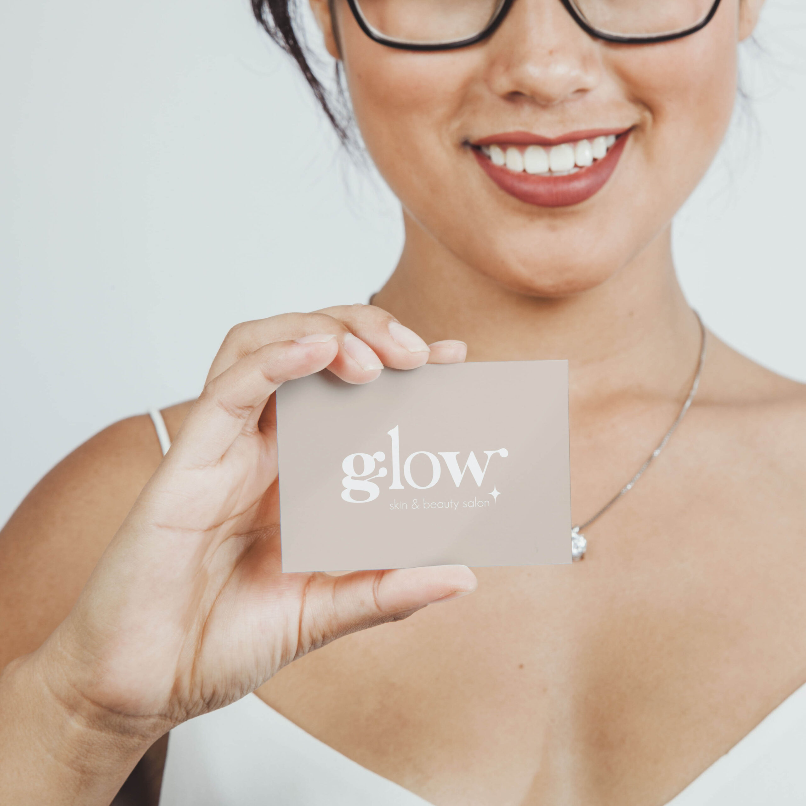 charisse houdt visitekaartje van glow vast